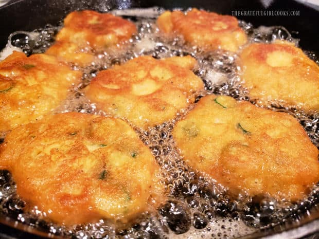 After being turned over, the golden fritters continue to fry until done.