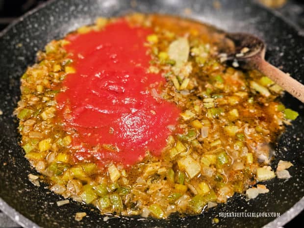 Tomato sauce, water and Worcestershire sauce are added to skillet.